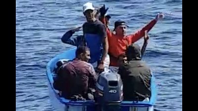 Gdf blocca barca con sette migranti
