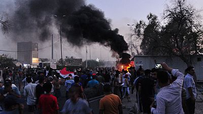 محتجون عراقيون يشتبكون مع قوات الأمن في البصرة