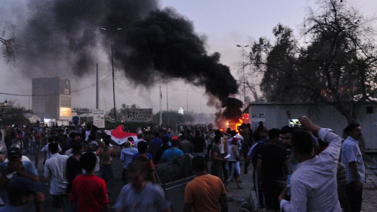 محتجون عراقيون يشتبكون مع قوات الأمن في البصرة
