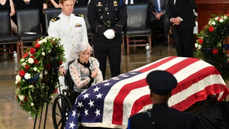 A 106 ans, la mère de John McCain lui fait un adieu stoïque au Capitole