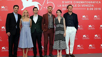 عائلة نيل آرمسترونج تدافع عن فيلم (الرجل الأول) عائلة نيل آرمسترونج تدافع عن فيلم (الرجل الأول)