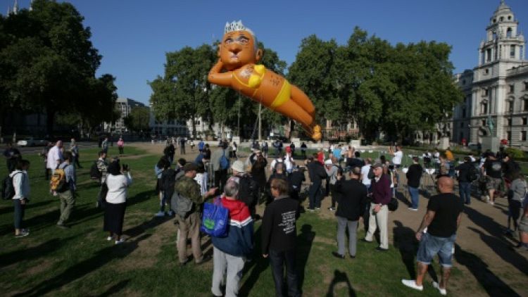 Un ballon représentant le maire de Londres en bikini vole près du Parlement britannique