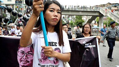 متظاهرون يطالبون ميانمار بإطلاق سراح اثنين من صحفيي رويترز