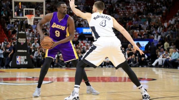 NBA: les Lakers libérent Luol Deng NBA: les Lakers libérent Luol Deng