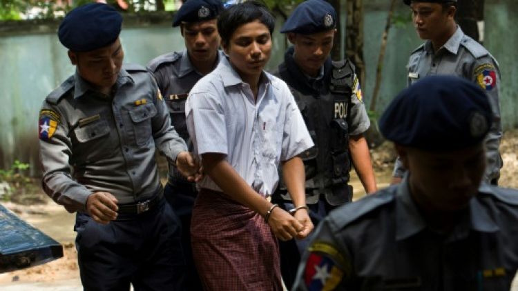 Kyaw Soe Oo arrive au tribunal menotté le 23 juillet 2018.