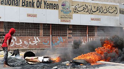 احتجاجات على ضعف الريال اليمني تصيب عدن بالشلل احتجاجات على ضعف الريال اليمني تصيب عدن بالشلل