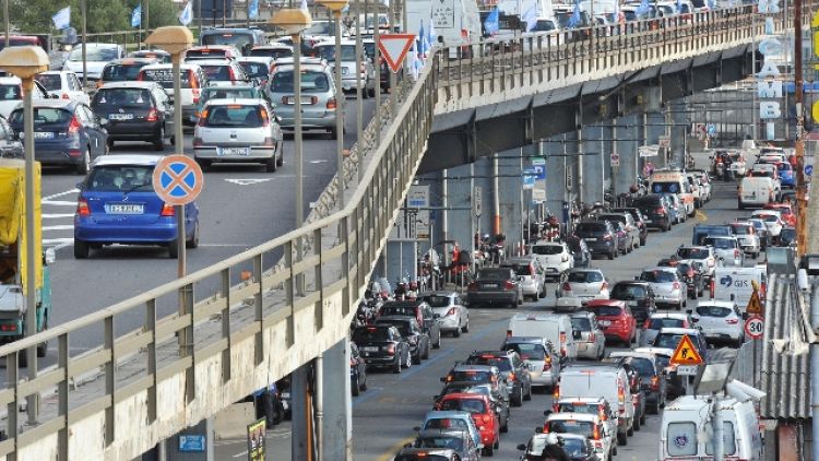 Lunghe code e traffico su strade Genova