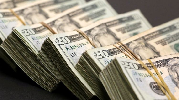 الدولار قرب أعلى مستوى في أسبوع مع الإحجام عن المخاطرة