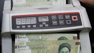 موقع: ريال إيران يسجل مستوى قياسيا منخفضا عند 128 ألفا للدولار