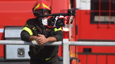Cade intonaco da A26, chiusa una strada Cade intonaco da A26, chiusa una strada
