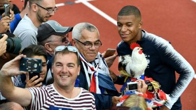 Bain de foule et de selfies pour les Bleus à Clairefontaine Bain de foule et de selfies pour les Bleus à Clairefontaine
