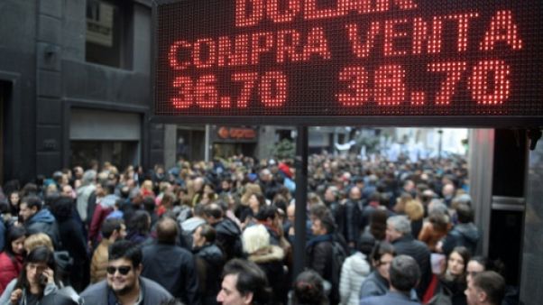 Face à la crise du peso, l'Argentine annonce un plan d'austérité Face à la crise du peso, l'Argentine annonce un plan d'austérité