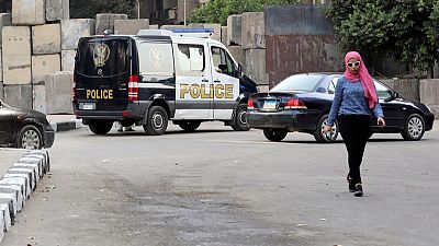 بيان: القبض على شاب بعد اشتعال حقيبته قرب السفارة الأمريكية بالقاهرة