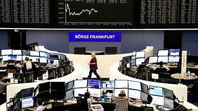 الأسهم الأوروبية تهبط مع تنامي مخاوف التجارة لكن البنوك تتألق