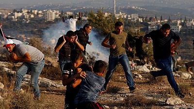 إصابة ثلاثة صحفيين وفلسطينيين خلال مواجهات على أرض تريد إسرائيل مصادرتها