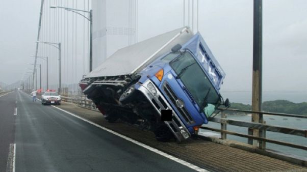 Japon: le typhon Jebi laisse au moins 9 morts et de nombreux dégâts Japon: le typhon Jebi laisse au moins 9 morts et de nombreux dégâts