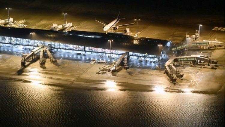 إعصار يقتل 10 في اليابان ونقل سياح بالقوارب من مطار غمرته المياه