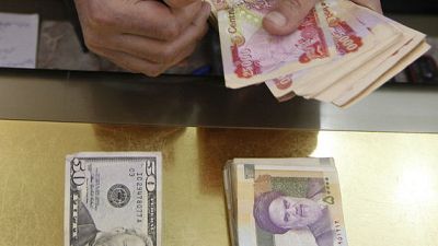 مواقع: الريال الإيراني يهبط لمستوى قياسي عند نحو 146 ألف ريال للدولار مواقع: الريال الإيراني يهبط لمستوى قياسي عند نحو 146 ألف ريال للدولار