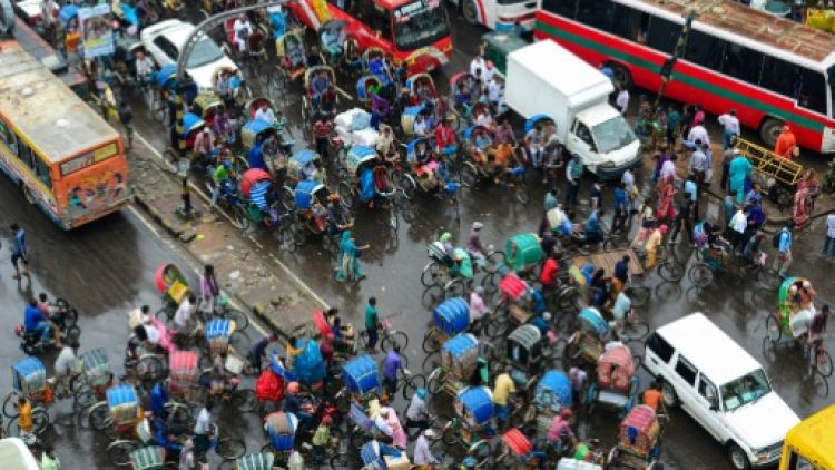 Une intersection à Dacca, le 23 juillet 2017