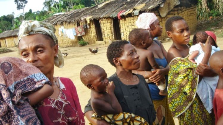 Des mères pygmées et leurs enfants, le 20 avril 2007 à Bitouga, au Gabon
