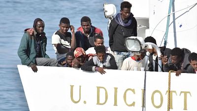 Gelati a migranti Diciotti da Bergoglio