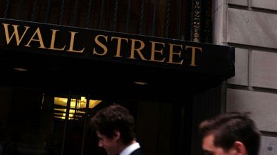 Des passants dans le quartier de Wall Street à New York, le 9 juillet 2015 Des passants dans le quartier de Wall Street à New York, le 9 juillet 2015