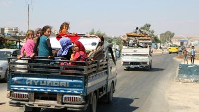 Craignant un assaut du régime, des centaines de Syriens fuient Idleb Craignant un assaut du régime, des centaines de Syriens fuient Idleb