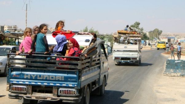 Craignant un assaut du régime, des centaines de Syriens fuient Idleb Craignant un assaut du régime, des centaines de Syriens fuient Idleb