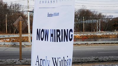 طلبات إعانة البطالة الأمريكية تتراجع لأدنى مستوى في نحو 49 عاما