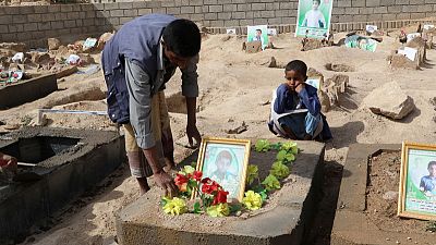 أسر يمنية تزور قبور أطفالها في مقبرة جديدة شيدت لدفن ضحايا ضربة جوية