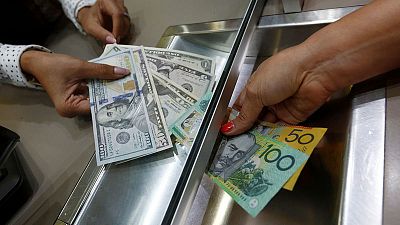 الدولار الأسترالي يهبط لأدنى مستوى في عامين ونصف مع تضرر المعنويات من مخاوف تجارية