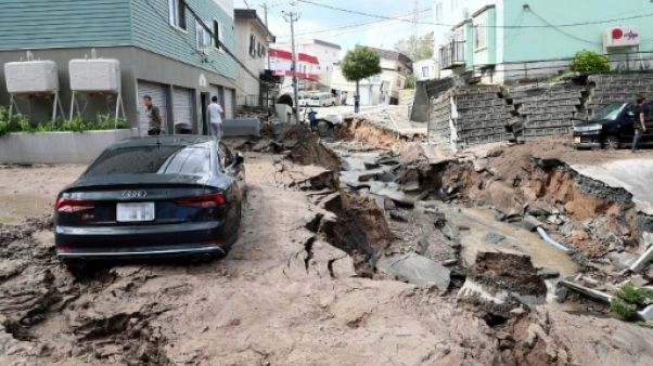 Route effondrée après un séisme à Sapporo au Japon, le 6 septembre 2018 Route effondrée après un séisme à Sapporo au Japon, le 6 septembre 2018
