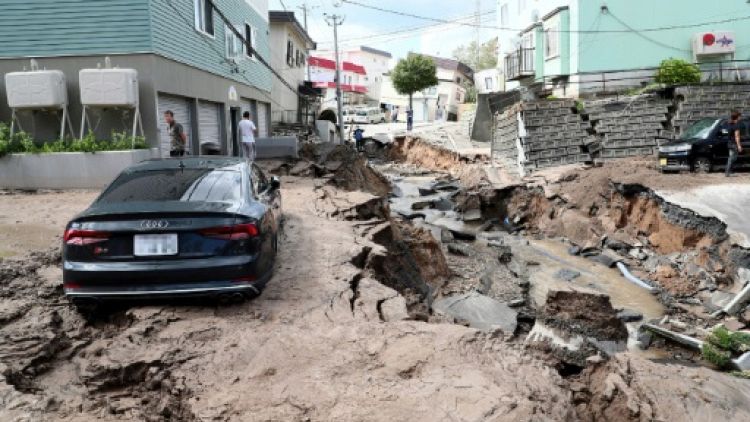 Route effondrée après un séisme à Sapporo au Japon, le 6 septembre 2018
