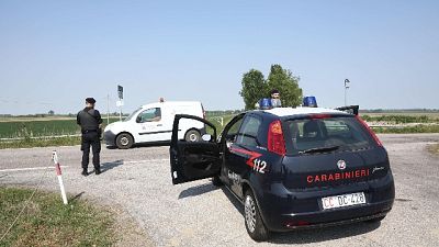 Uccide la moglie a colpi pistola e fugge Uccide la moglie a colpi pistola e fugge