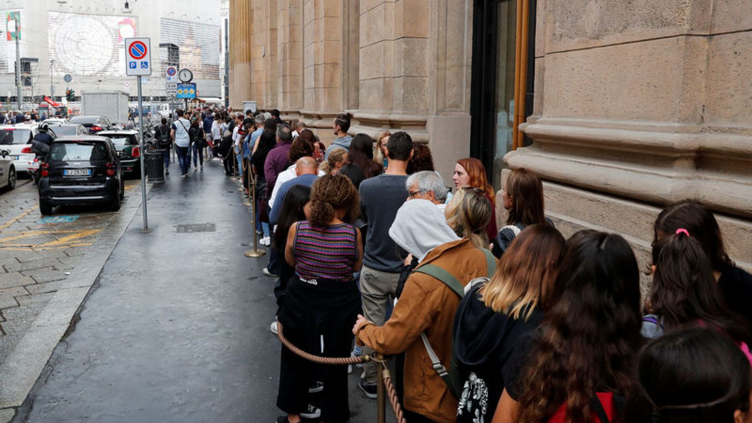 Starbucks pulls in crowds at first Italian cafe
