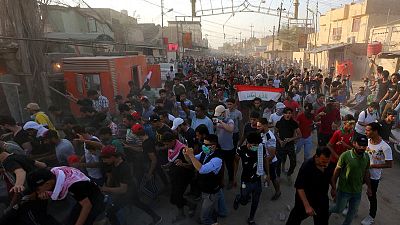 مسؤولون عراقيون يعلنون حظر التجول في البصرة وسط احتجاجات عنيفة
