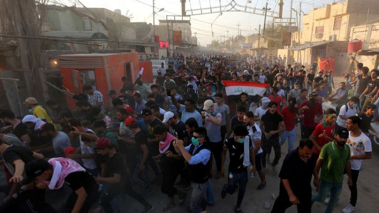مسؤولون عراقيون يعلنون حظر التجول في البصرة وسط احتجاجات عنيفة