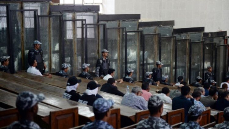 Egypte: 75 personnes, dont des chefs islamistes, condamnées à mort