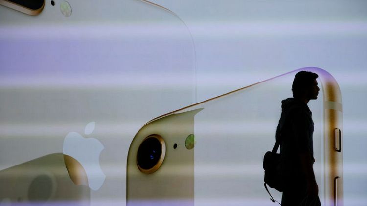 Trump tells Apple to make products in U.S. to avoid China tariffs