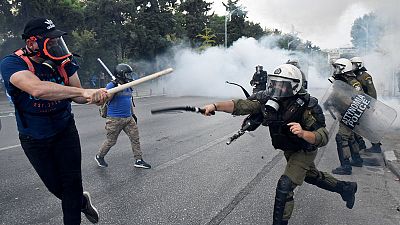 الشرطة اليونانية تطلق الغاز المسيل للدموع على محتجين ضد اتفاق مع مقدونيا