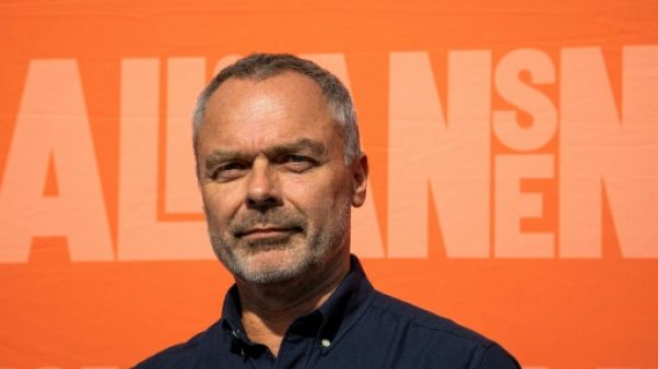 Suède: le chef des libéraux vend sa chemise au profit d'un magazine antiraciste Suède: le chef des libéraux vend sa chemise au profit d'un magazine antiraciste