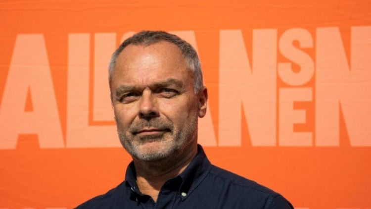 Suède: le chef des libéraux vend sa chemise au profit d'un magazine antiraciste