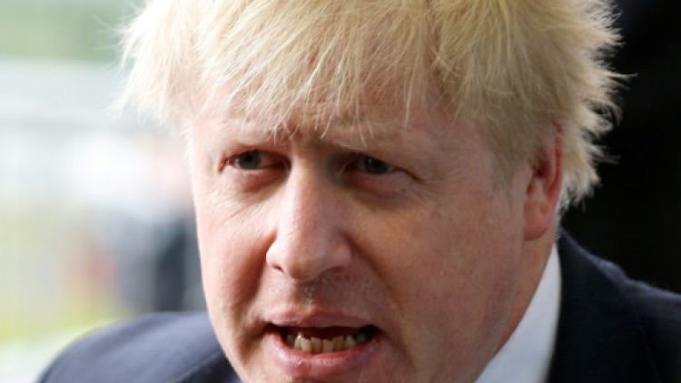 Brexit: Boris Johnson dénonce une "veste-suicide" et crée la polémique