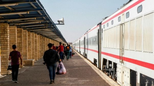 Des passagers sur un quai de la gare centrale de Bagdad, le 19 août 2018 Des passagers sur un quai de la gare centrale de Bagdad, le 19 août 2018