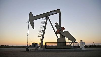 النفط يستقر ومخاوف المخزون الأمريكي تكبح المكاسب