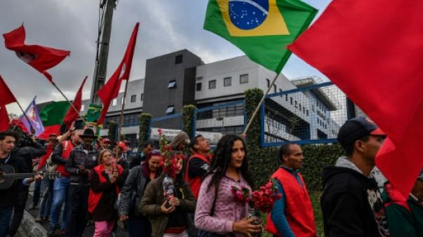 Brésil: les pro-Lula irréductibles, sous les fenêtres de sa prison Brésil: les pro-Lula irréductibles, sous les fenêtres de sa prison