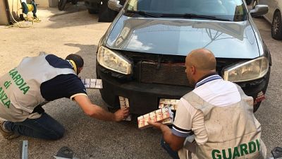 Sigarette nascoste in 8 doppifondi auto Sigarette nascoste in 8 doppifondi auto
