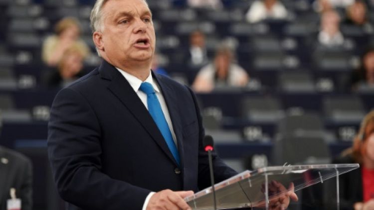 Orban dénonce le "chantage" des "pro-immigration" devant le Parlement européen