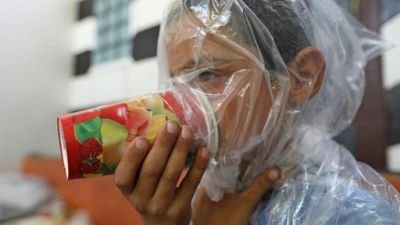 A Idleb, un Syrien fabrique des masques à gaz de fortune pour ses enfants