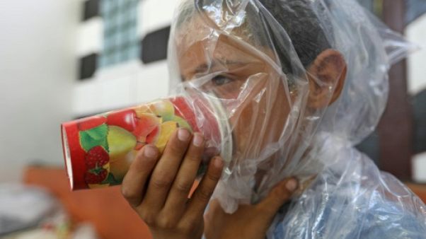 A Idleb, un Syrien fabrique des masques à gaz de fortune pour ses enfants A Idleb, un Syrien fabrique des masques à gaz de fortune pour ses enfants